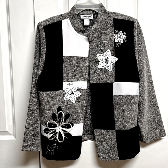 Anthony Richards Jackets & Blazers - Anthony Richard’s Gray Black White Floral Open Textured Blazer Size 16P